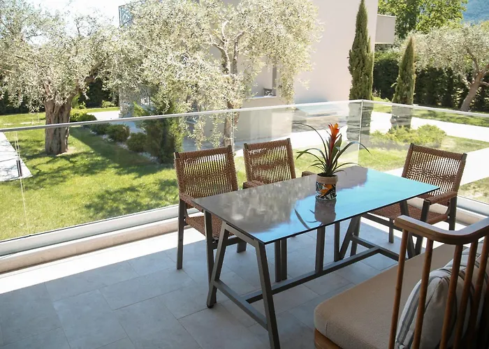 Aroma Elias * クリッシ・アモウディア