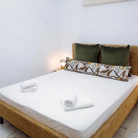 Aroma Elias * Chrysi Ammoudia